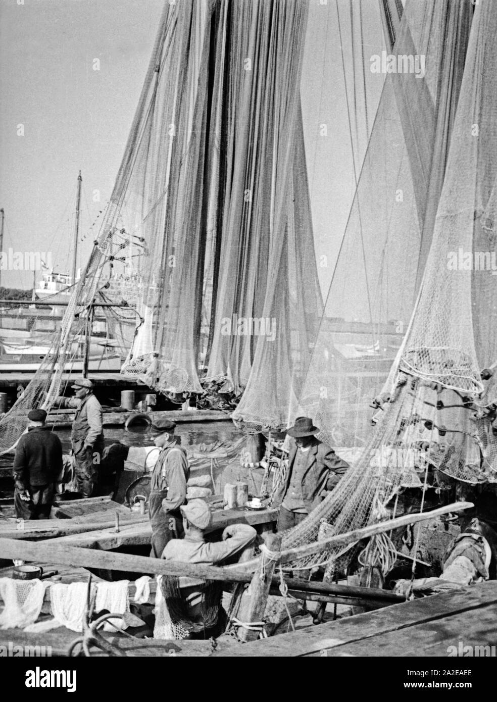 Fischer bereiten sich auf die nächste Ausfahrt vor, Ostpreußen, 1930er Jahre. Los pescadores se preparan para el proyecto Red de peces, Prusia Oriental, 1930. Foto de stock