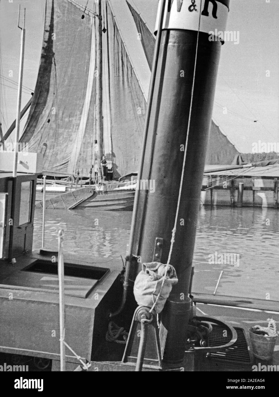 Eines kleinen Dampfschiffes Schornstein en einem Hafen en Ostpreußen, 1930er Jahre. Chimenea de un pequeño barco de vapor en un puerto en Prusia Oriental, 1930. Foto de stock