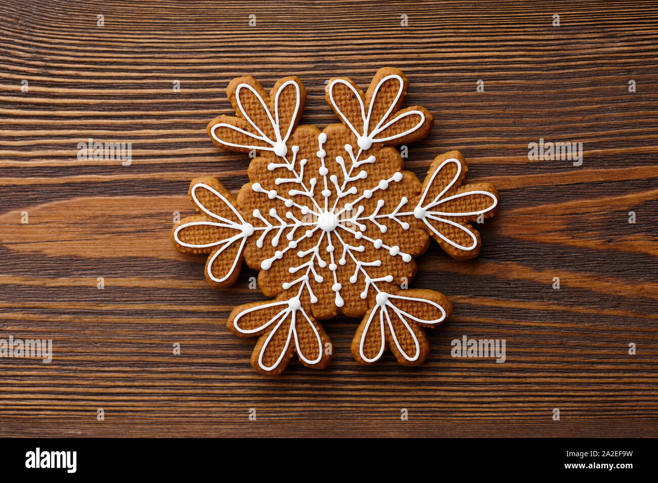 Pan de jengibre de Navidad copo de nieve de textura de madera Foto de stock