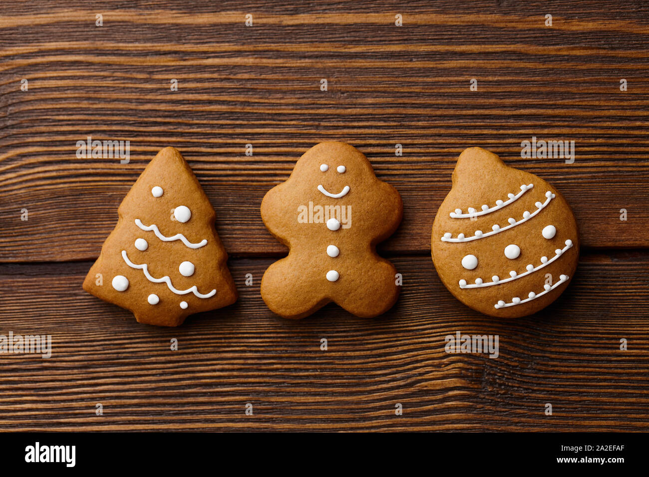 Navidad galletas de jengibre sobre tablones de madera Foto de stock
