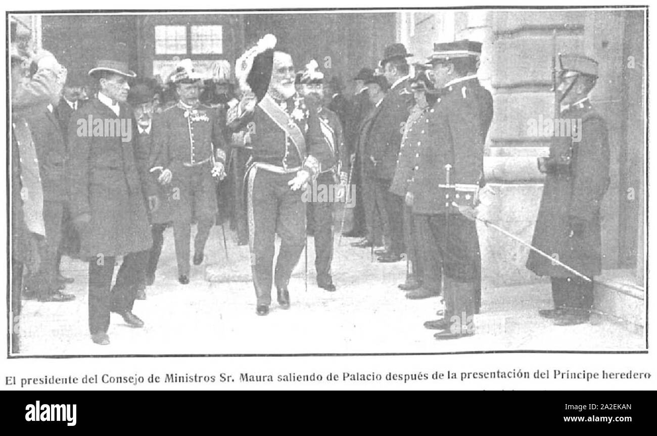 El presidente del Consejo de Ministros la Hna. Maura saliendo de Palacio después de la presentación del Príncipe heredero, de Campúa, Nuevo Mundo, 16-05-1907. Foto de stock