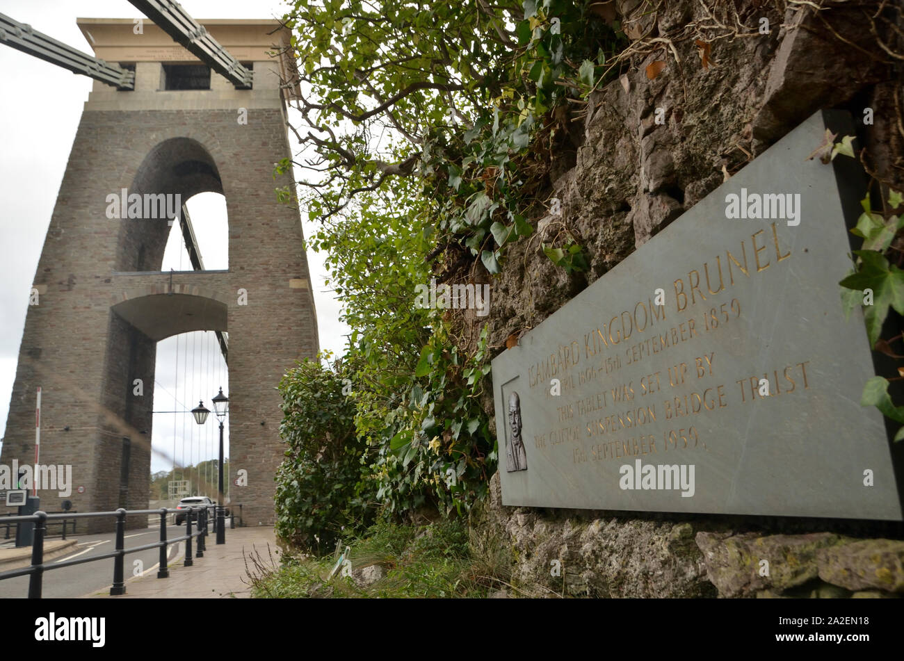 Una placa conmemorativa en la carretera Ingeniero Isambard Kingdom Brunel en el puente colgante de Clifton, en Bristol, Inglaterra, Reino Unido. Foto de stock