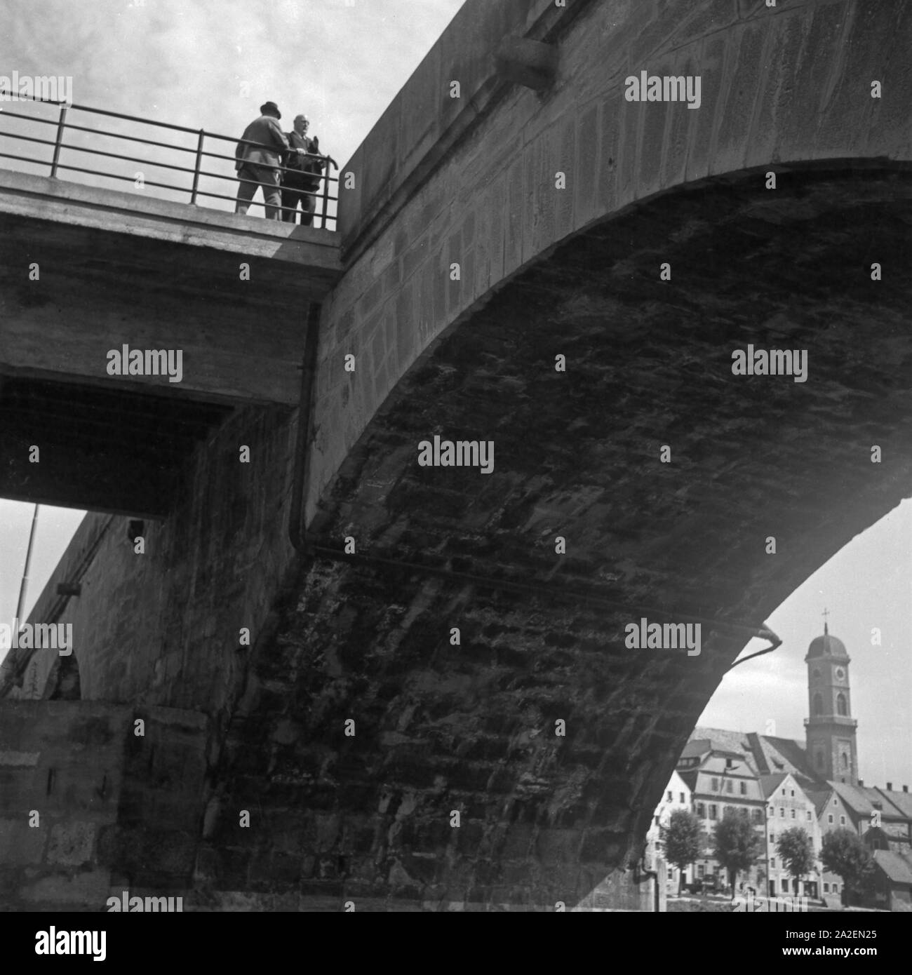 Steinerne Brücke über die Donau en Regensburg, Alemania 1930er Jahre. "Teinerne Bruecke' puente de piedra sobre el río Danubio en Regensburg, Alemania 1930. Foto de stock