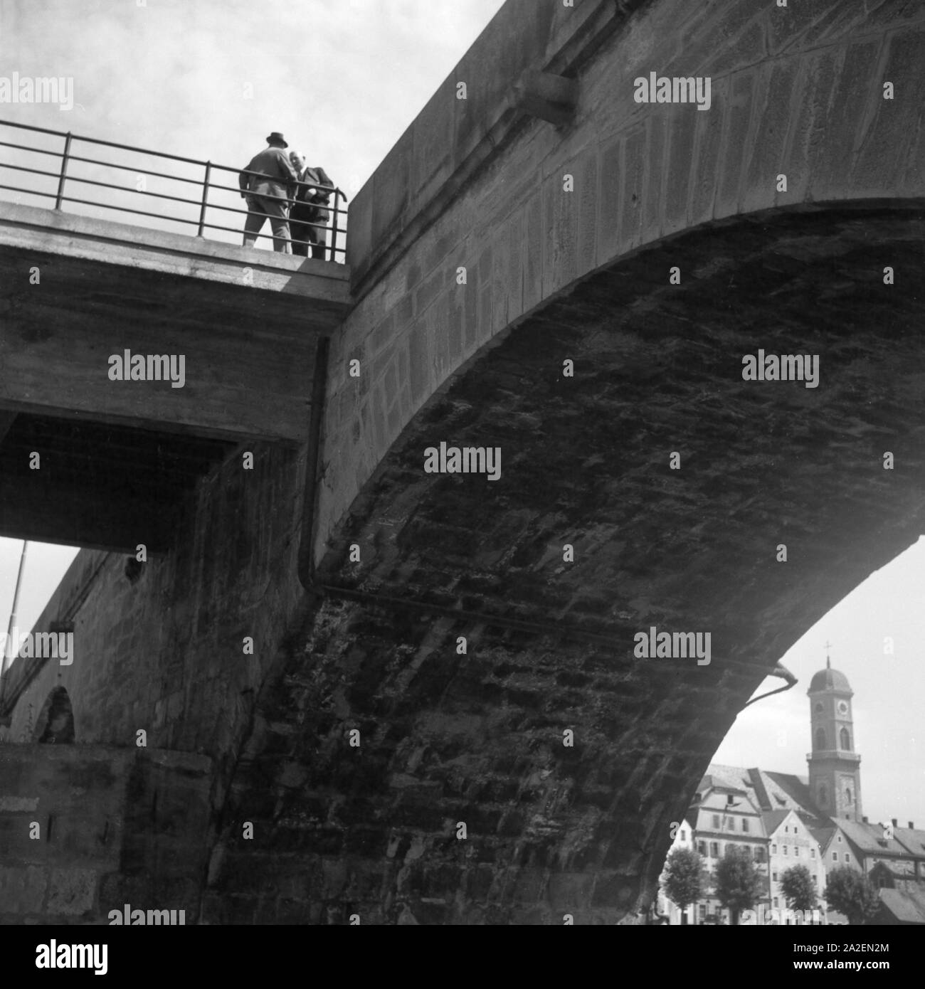 Steinerne Brücke über die Donau en Regensburg, Alemania 1930er Jahre. "Teinerne Bruecke' puente de piedra sobre el río Danubio en Regensburg, Alemania 1930. Foto de stock