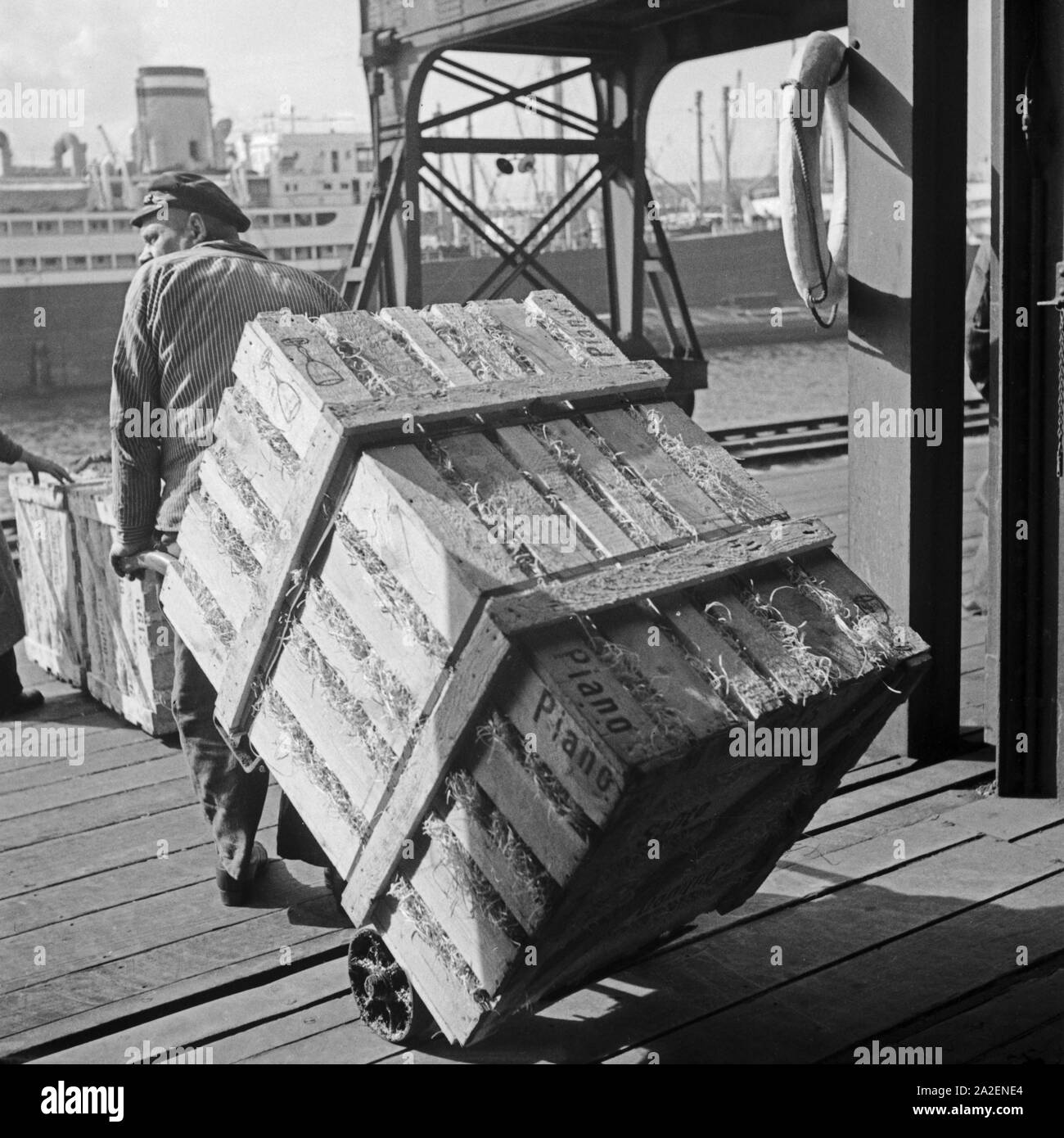 Ein Arbeiter im Hafen von Hamburg, Alemania 1930er Jahre. Un trabajador en el puerto de Hamburgo, Alemania 1930. Foto de stock