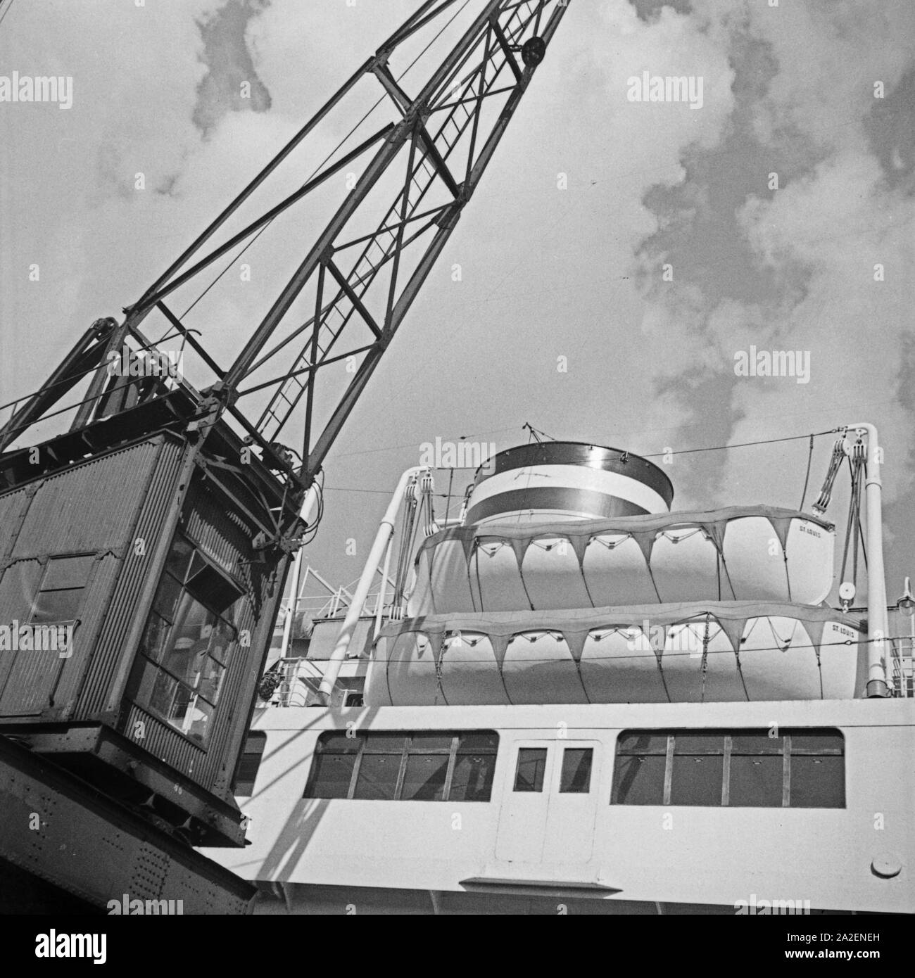 Kran im Hafen von Hamburg, Alemania 1930er Jahre. Grúa en el puerto de Hamburgo, Alemania 1930. Foto de stock
