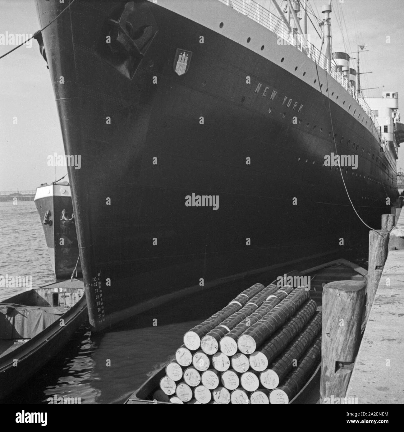 Das Schiff 'Nueva York' der HAPAG im Hafen von Hamburg, Alemania 1930er Jahre. Barco de vapor "Nueva York" de Hapag compañía en puerto de Hamburgo, Alemania 1930. Foto de stock