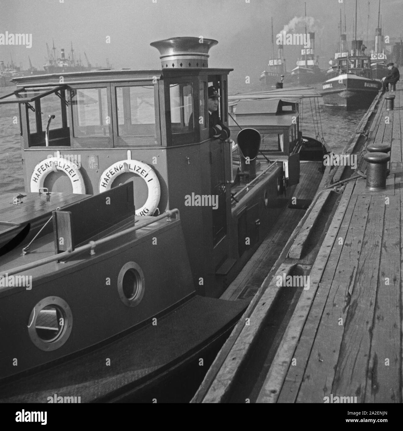 Boot der Hafenpolizei im Hafen von Hamburg, Alemania 1930er Jahre. Barco de vapor de la policía del puerto de Hamburgo, Alemania 1930. Foto de stock