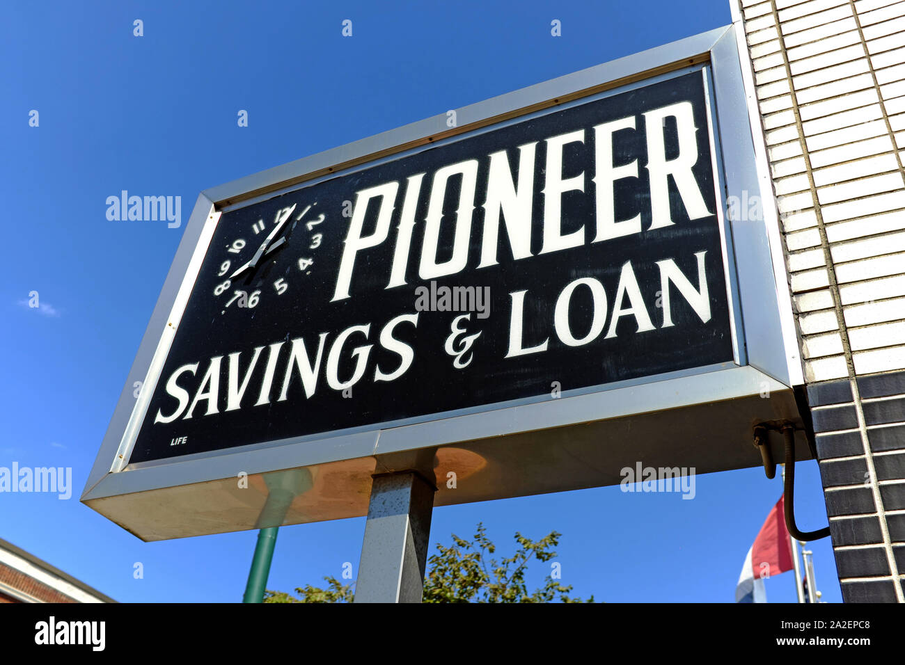 Pioneer Savings and Loan Bank en Detroit Avenue en el Gordon Square Arts District en Cleveland, Ohio, Estados Unidos Foto de stock