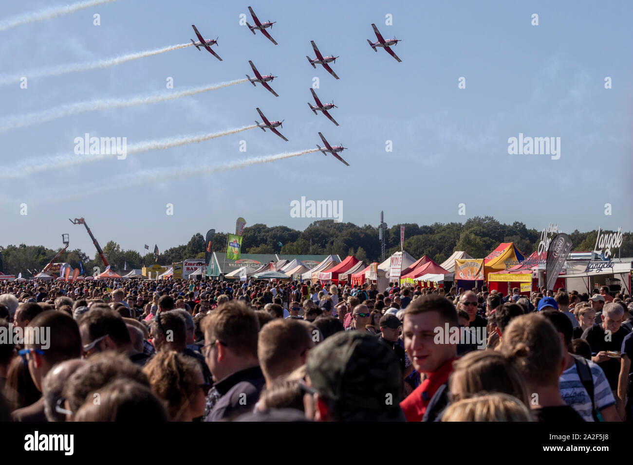 OSTRAVA, REPÚBLICA CHECA - Septiembre 22, 2019: la OTAN Días. Gran multitud de visitantes mirando una pantalla de vuelo. Foto de stock