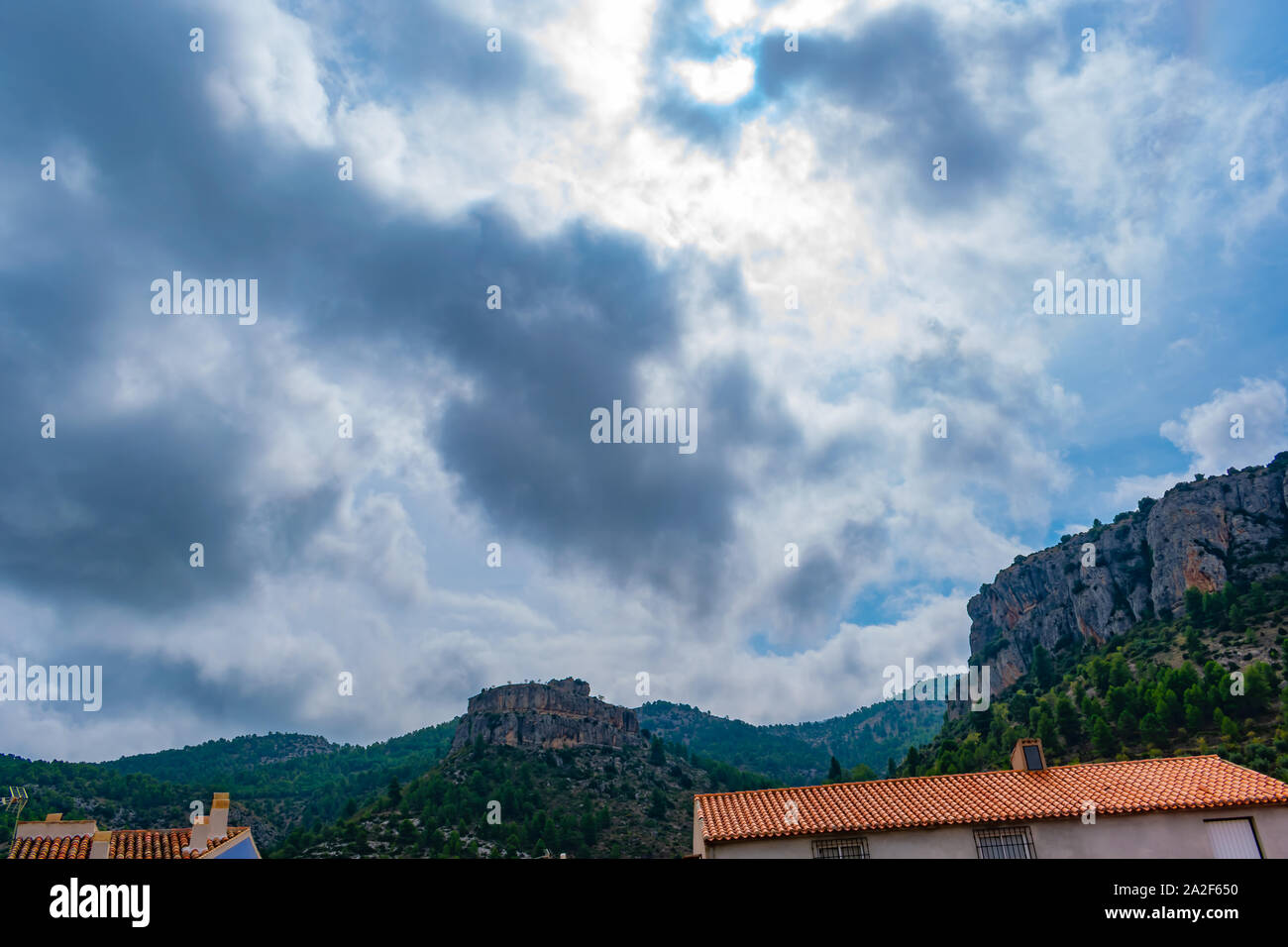 Cielos nublados de la aldea de Benizar, Moratalla (España) Foto de stock