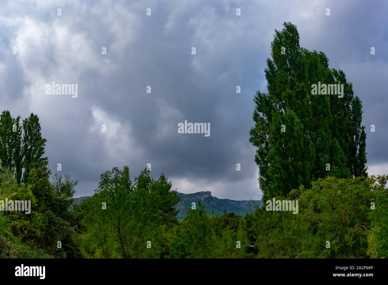 Cielos nublados de la aldea de Benizar, Moratalla (España) Foto de stock