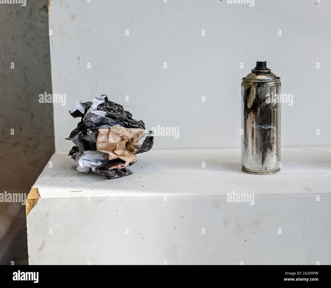 Escaparate mostrando dos piezas de Banksy - un póster de Morrisey cagado en enojado un balón y una lata de pintura en aerosol con la etiqueta arrancada. Pa Foto de stock