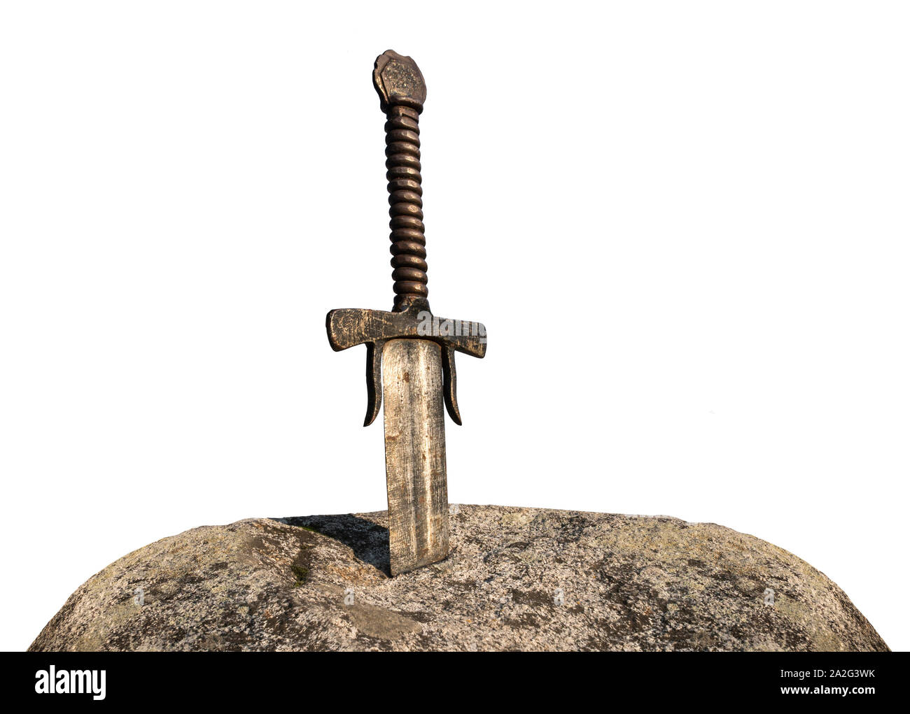 Excalibur, la espada del Rey Arturo en la piedra aislado sobre fondo  blanco. Armas blancas de la leyenda del Rey Arturo Pro Fotografía de stock  - Alamy