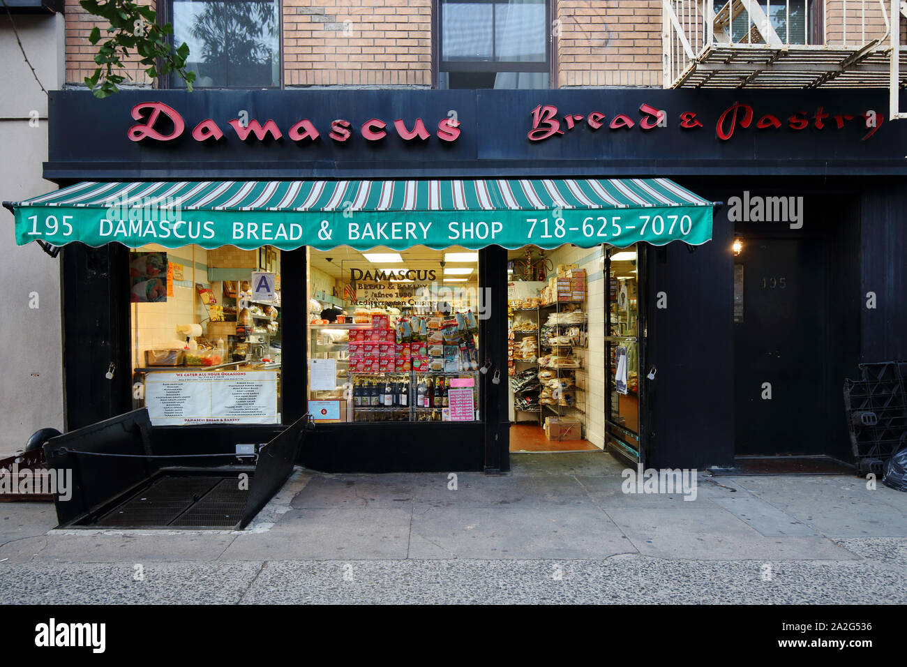Damasco Bread & Pastry Shop, 195 Atlantic Avenue, Brooklyn, NY. escaparate exterior de un sirio, panadería de oriente medio en Brooklyn heights Foto de stock