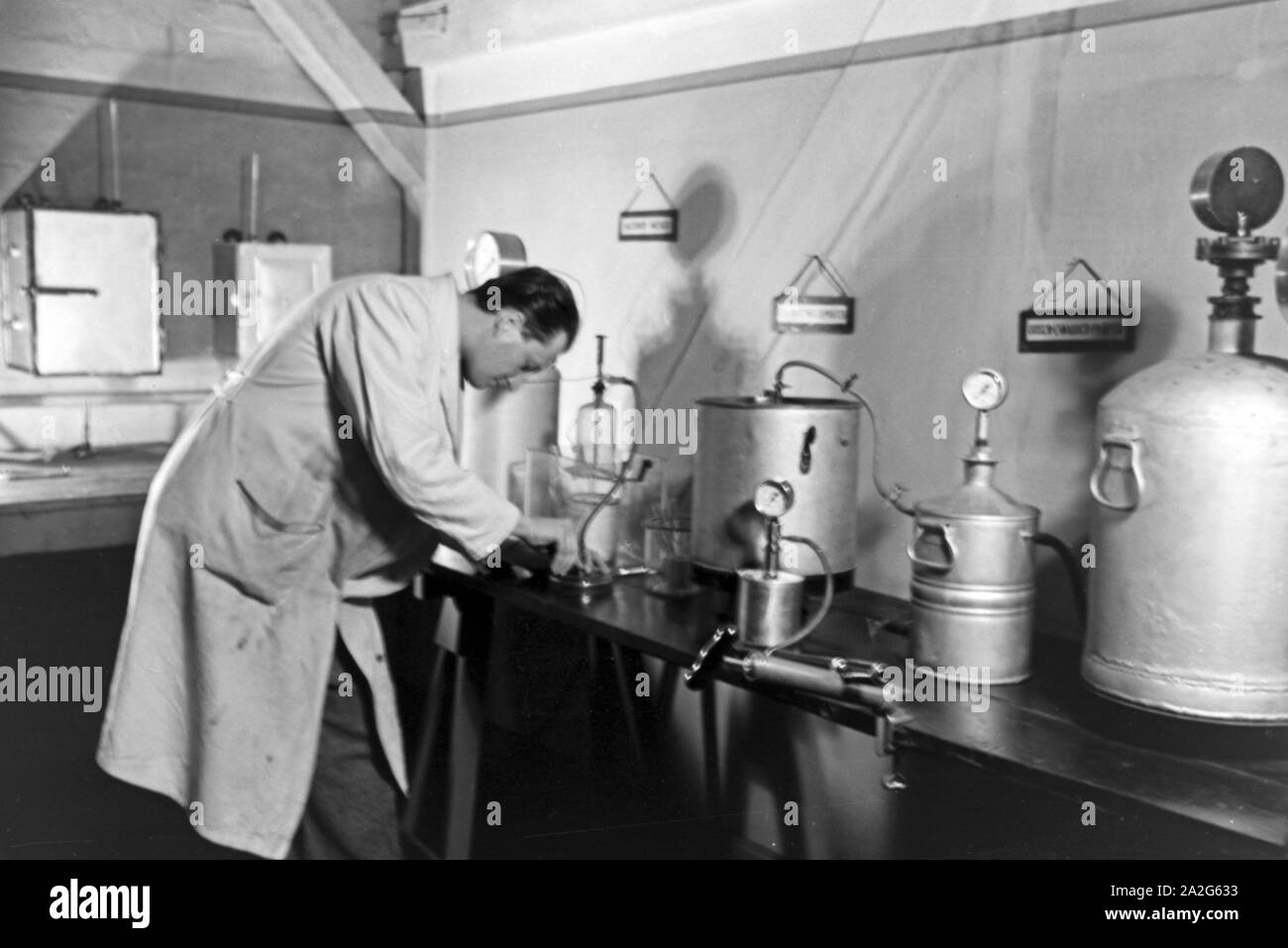 Forschung im im laboral Konserventechnikum Magdeburg, Alemania 1930er Jahre. En los laboratorios del Centro técnico para conservas en Magdeburg, Alemania 1930. Foto de stock