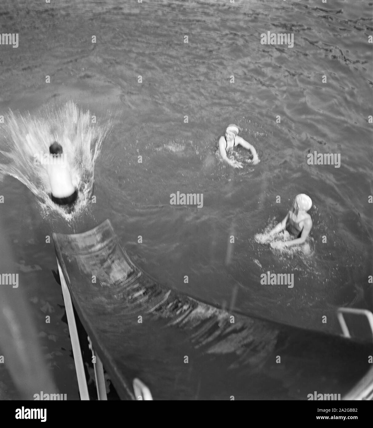 Kinder un einer Wasserrutsche en einem Schwimmbad en Aquisgrán, Alemania 1930er Jahre. Los niños con un tobogán de agua de una piscina pública en Aquisgrán, Alemania, 1930. Foto de stock