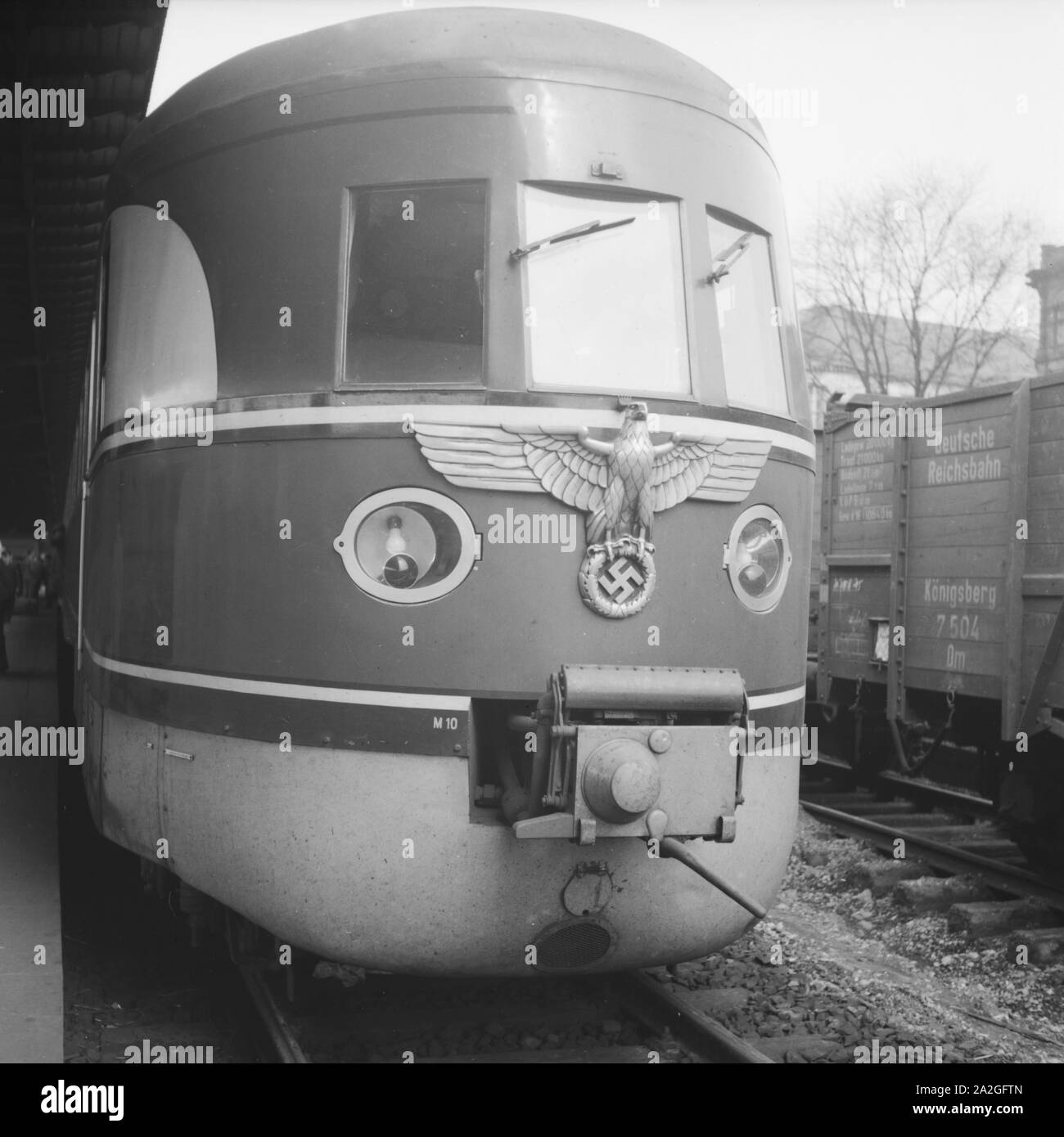 Der Deutschen Reichsbahn Schnellzug mit dem deutschen Hoheitszeichen ...