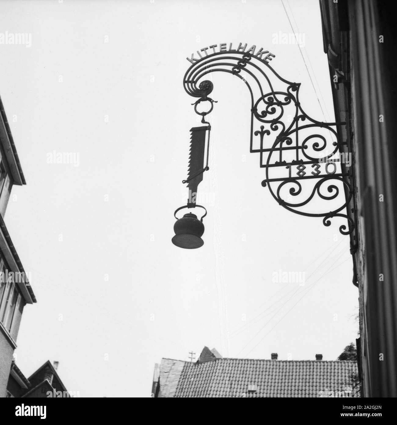 Der Schlosserei Ladenschild Kittelhake in der Altstadt von Soest en Westfalen, Deutschland 1930er Jahre. Signo de fabricación del Kittelhake cerrajería en la vieja ciudad de Soest en Westfalia, Alemania 1930. Foto de stock