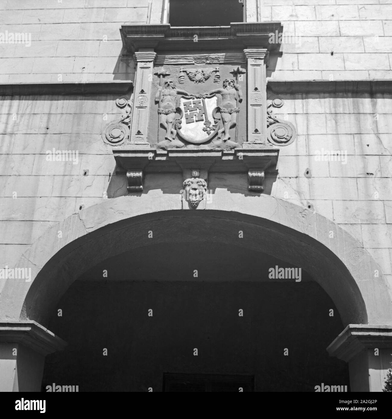Mit dem Stadtwappen Eingangstor von Soest in der Altstadt, Deutschland 1930er Jahre. Puerta de entrada con el escudo de la ciudad de Soest en el casco antiguo de la ciudad, Alemania 1930. Foto de stock