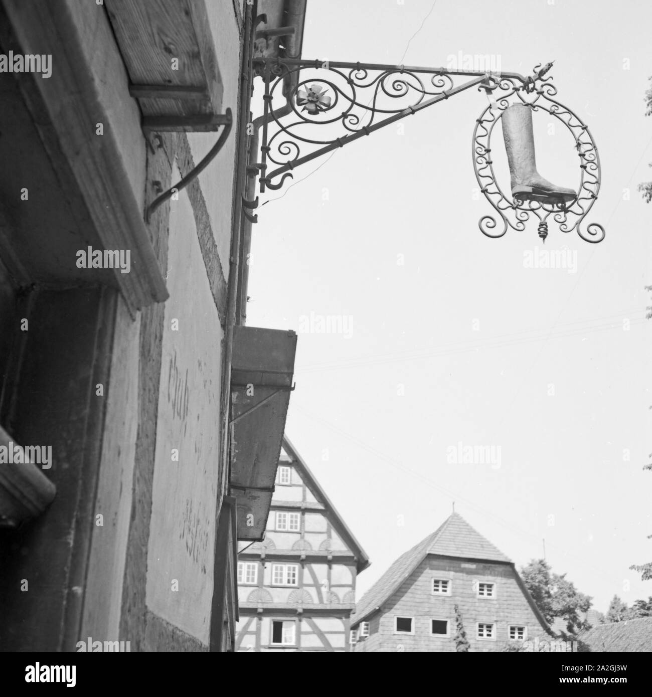 Eines Ladenschild Schuhmachers in der Altstadt von Soest en Westfalen, Deutschland 1930er Jahre. Tienda signo de zapatero en la vieja ciudad de Soest en Westfalia, Alemania 1930. Foto de stock