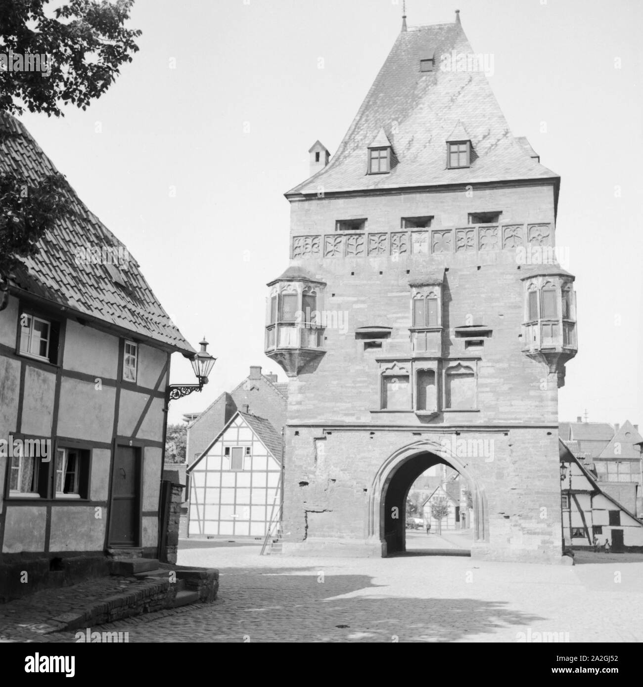 Das Osthofentor mit fachwerkhäusern in der Stadt Soest en Westfalen, Deutschland 1930er Jahre. Osthofentor city gate, con sus casas de madera en Soest en Westfalia, Alemania 1930. Foto de stock