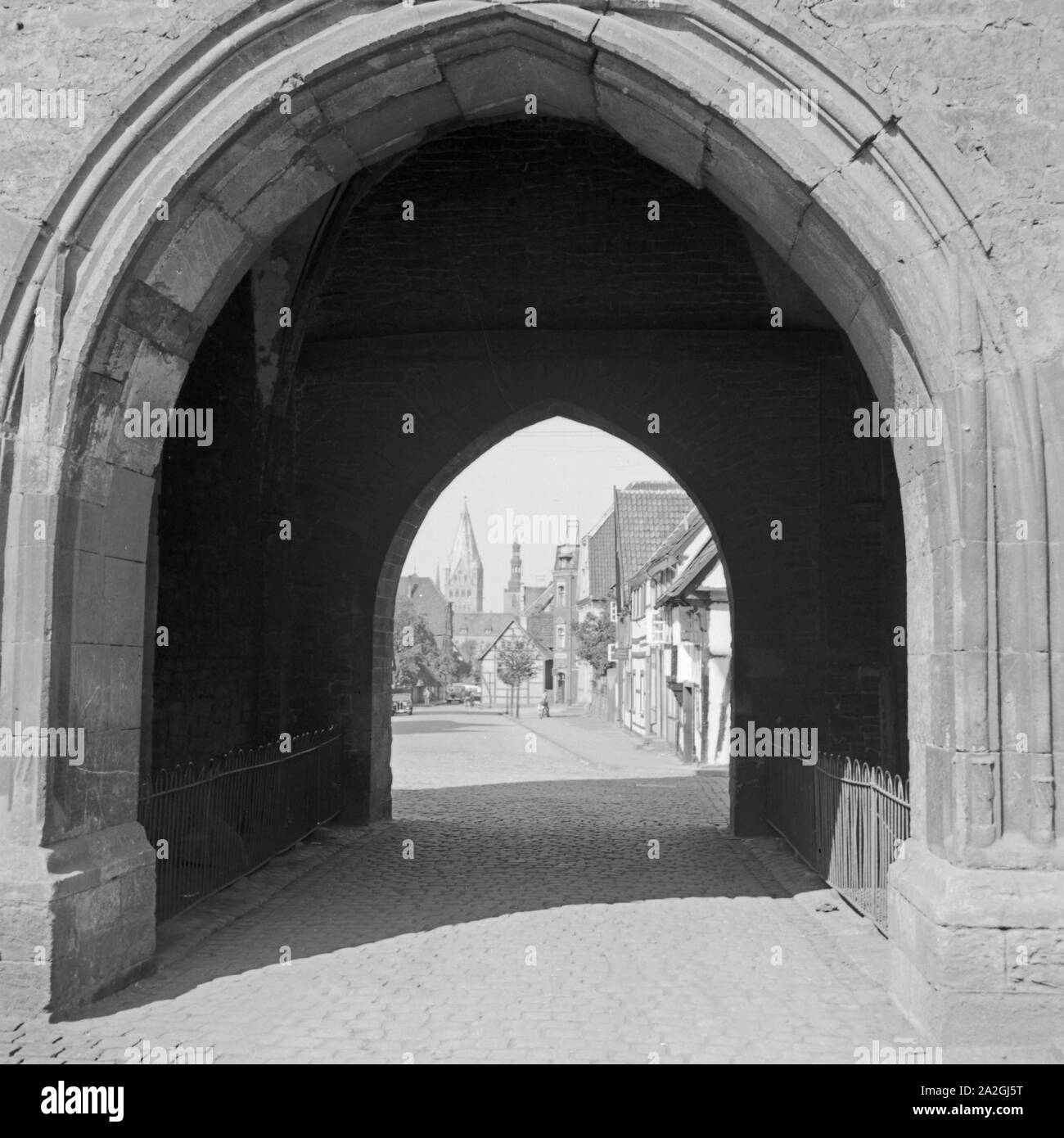 Blick durch das Osthofentor in der Stadt Soest en Westfalen, Deutschland 1930er Jahre. Vista a través Osthofentor city gate en Soest en Westfalia, Alemania 1930. Foto de stock