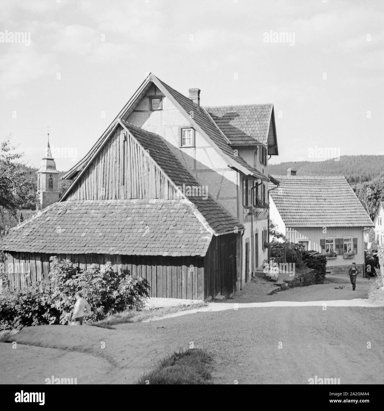 Blick auf einen kleinen Kurort im Schwarzwald, Deutschland 1930er Jahre. Ver a un pequeño spa resort en el área de la Selva Negra, Alemania 1930. Foto de stock