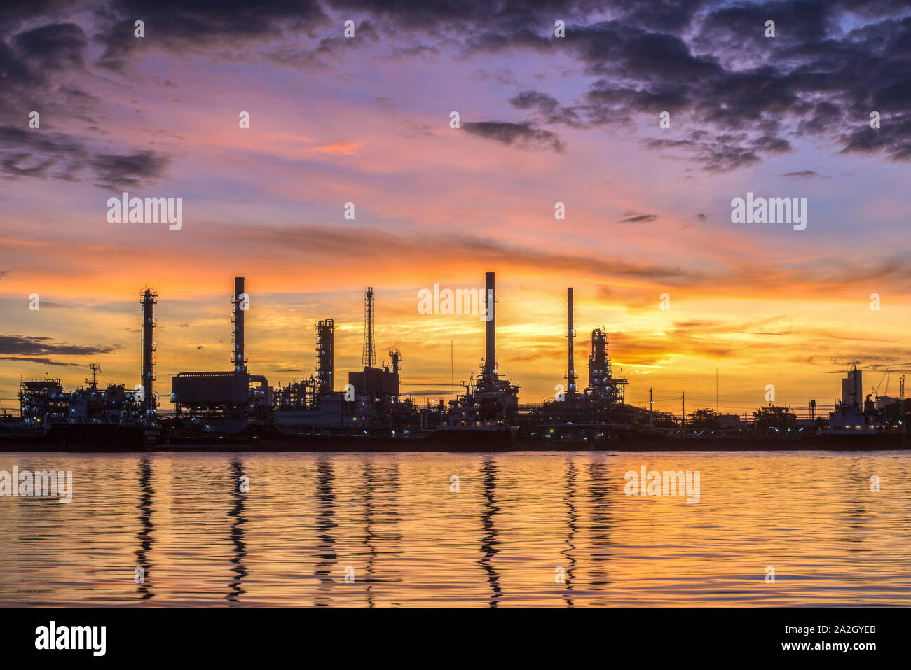La refinería de petróleo y gas en la penumbra - fábrica petroquímica Foto de stock