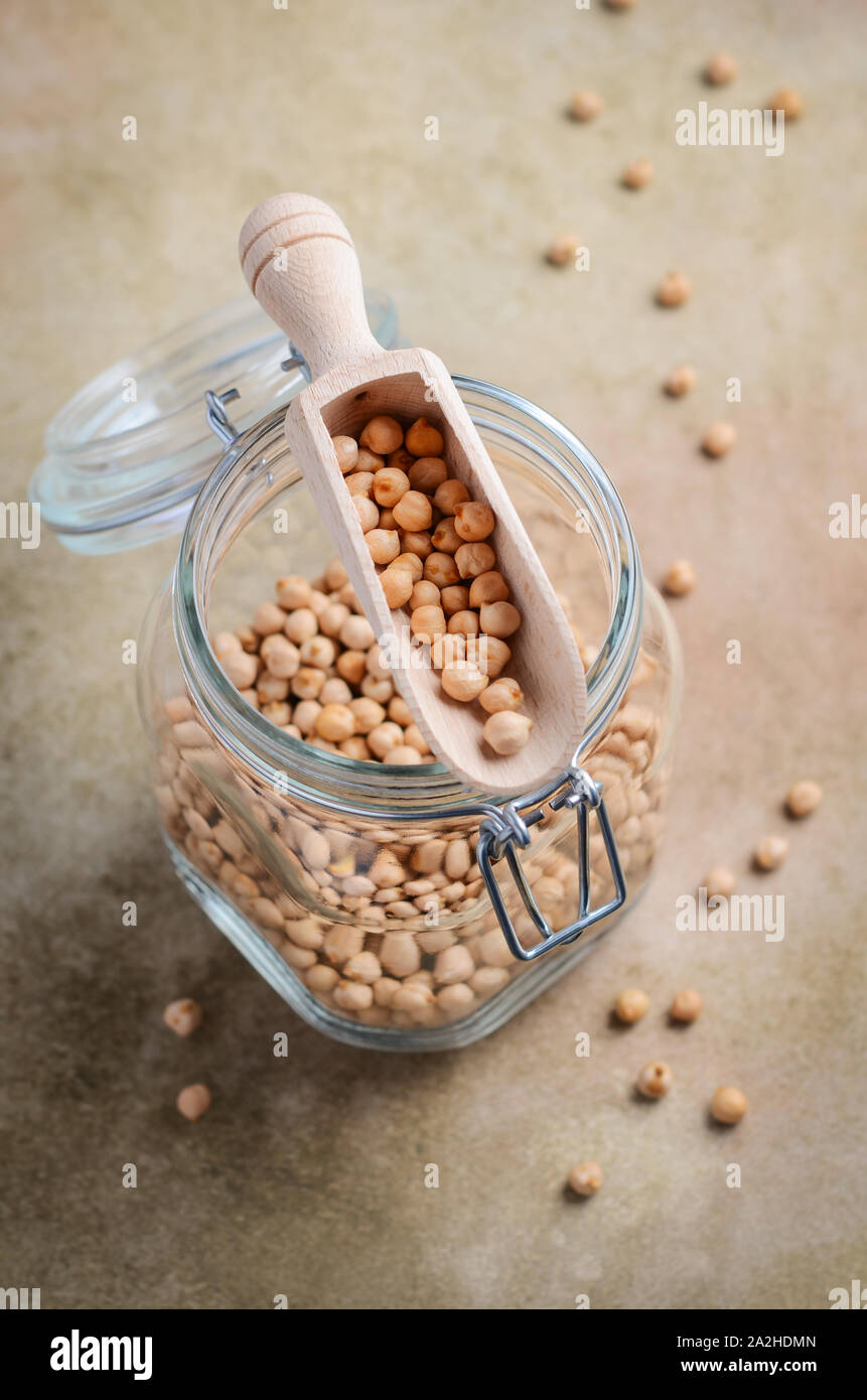 Garbanzos orgánicos crudos en un frasco de vidrio, saludable comida vegetariana vegana ingrediente. Foto de stock