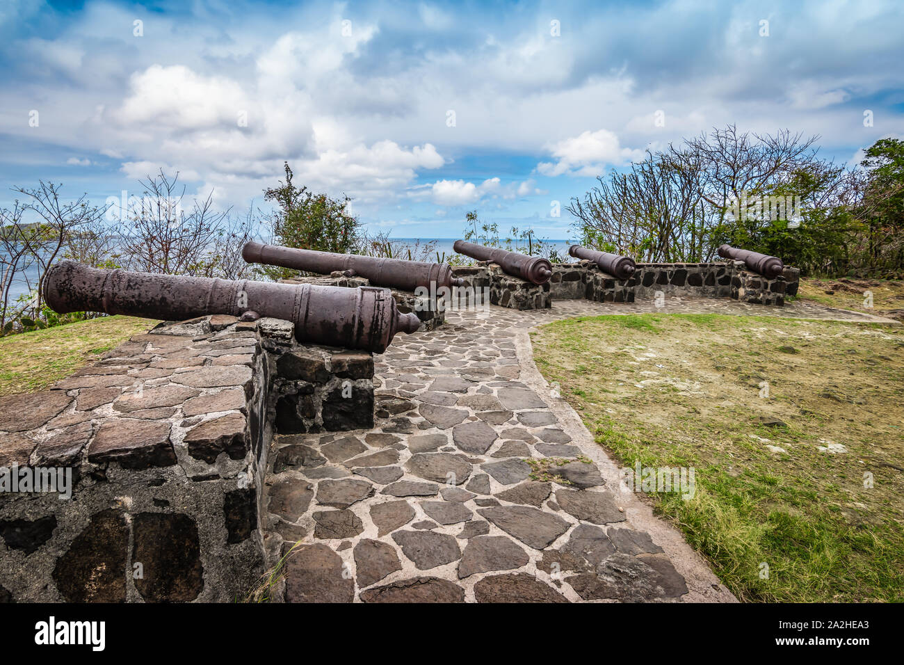 Cañones medieval en la cima de la colina de Fort Hamilton en la isla de Bequia, San Vicente y las Granadinas, Antillas y el Caribe. Foto de stock