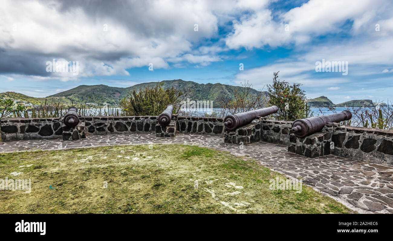 Vista panorámica con añosos cañones en Fort Hamilton en la isla de Bequia, San Vicente y las Granadinas, el Caribe. Foto de stock