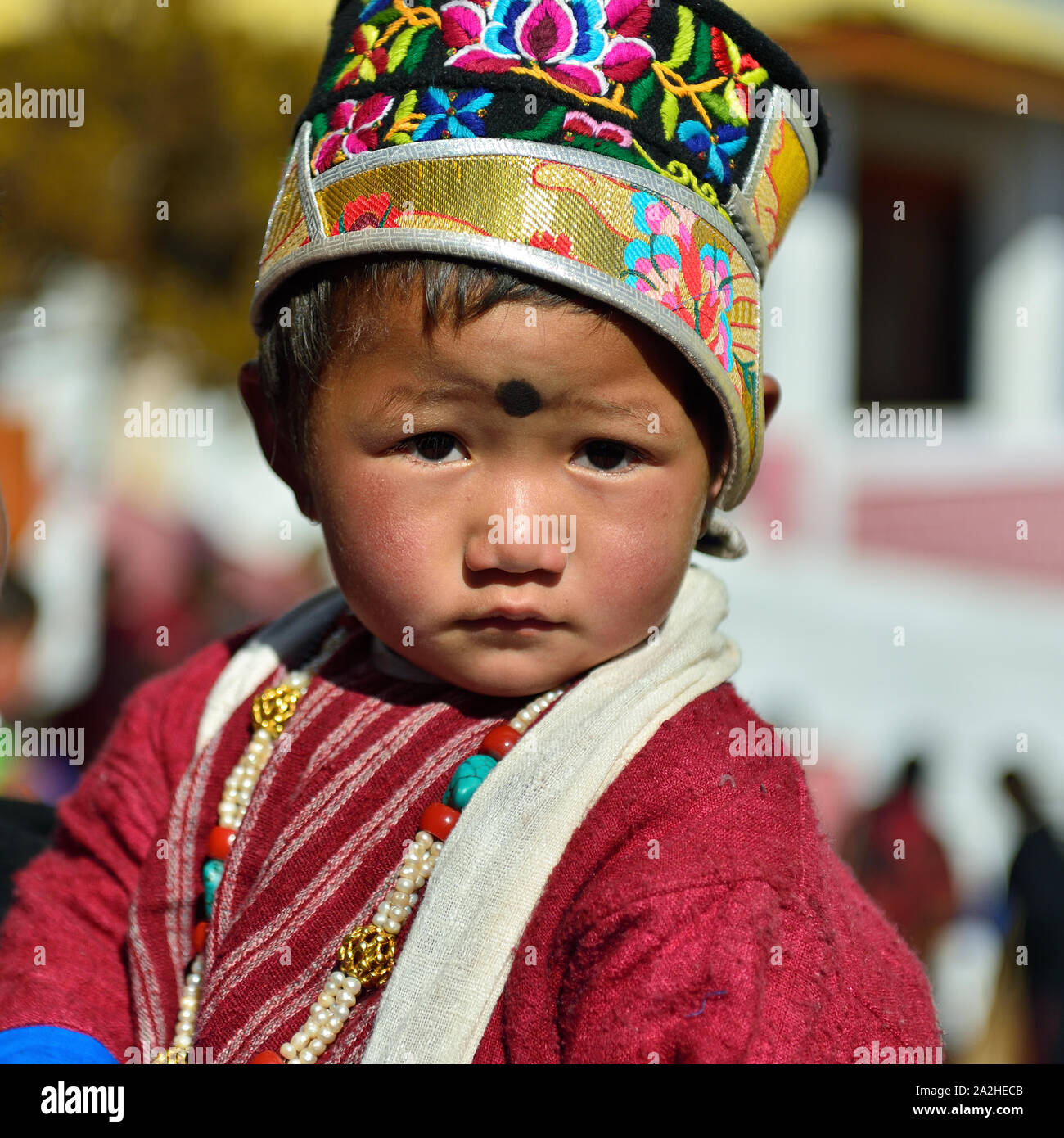 Tawang, Arunachal Pradesh, India - 04 de enero de 2019: Retrato del muchacho tybetan que está llevando el vestido tribal y el hermoso sombrero. Foto de stock
