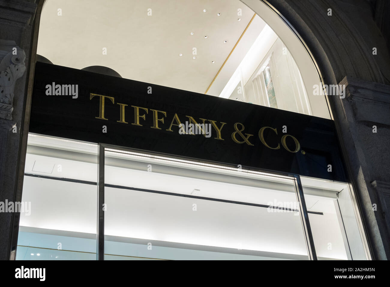 Milán, Italia, en agosto de 2019. Marca de logotipo de Tiffany en la fachada de la tienda. Foto de stock