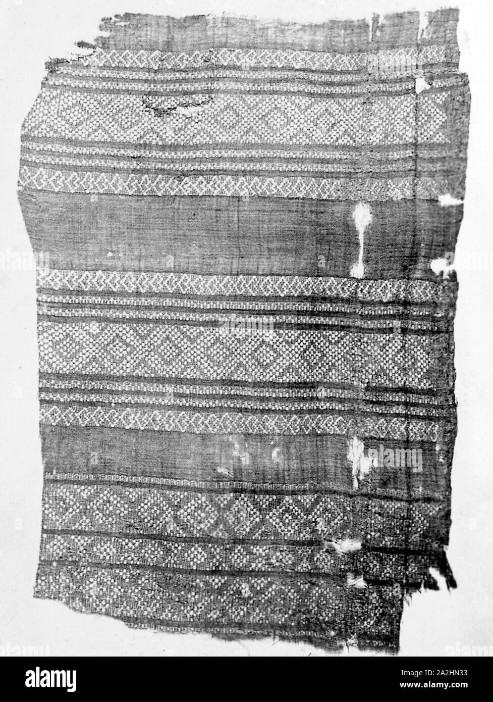 Fragmento período mameluco (1250-1517), del siglo XV, Egipto, Egipto, lino, de ligamento tafetán, bordados, 33 × 22,9 cm (13 × 9 en Foto de stock