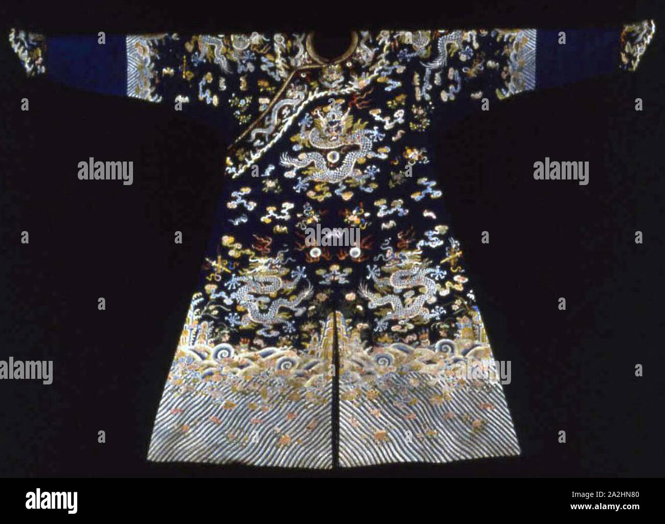 Man's Jifu (Corte Semiformal Robe), de la dinastía Qing (1644-1911), c.1780s/90s, Manchú, China, la seda, 1:1 normal, tejido de gasa bordado en el llenado del tallo puntadas, mangas: seda, 1:1 normal tejido de gasa (figurado), y cierres de canteado: seda y oro sobre hojas de papel lacado-strip-envuelto en seda, warp-flotación frente 4:1 Tejido satinado con trama brocading suplementario, el cuello recortado con cuerdas de oro sobre hojas de papel lacado-strip-wrapped redactadas con seda seda, mangas y puños forrados con seda, 1:1 normal tejido de gasa, 138,4 × 202.9 cm (54 1/2 x 79 7/8 pulg Foto de stock