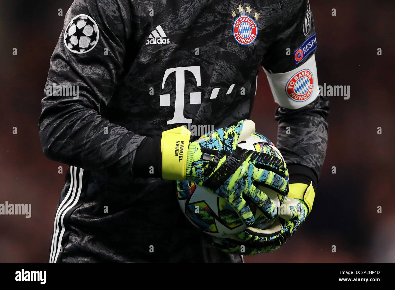 Los guantes y diversas insignias a Manuel Neuer Bayern Munich - Tottenham Hotspur v Bayern Munich, Liga de Campeones UEFA - Grupo B, Tottenham Hotspur Stadium, Londres, Reino Unido -