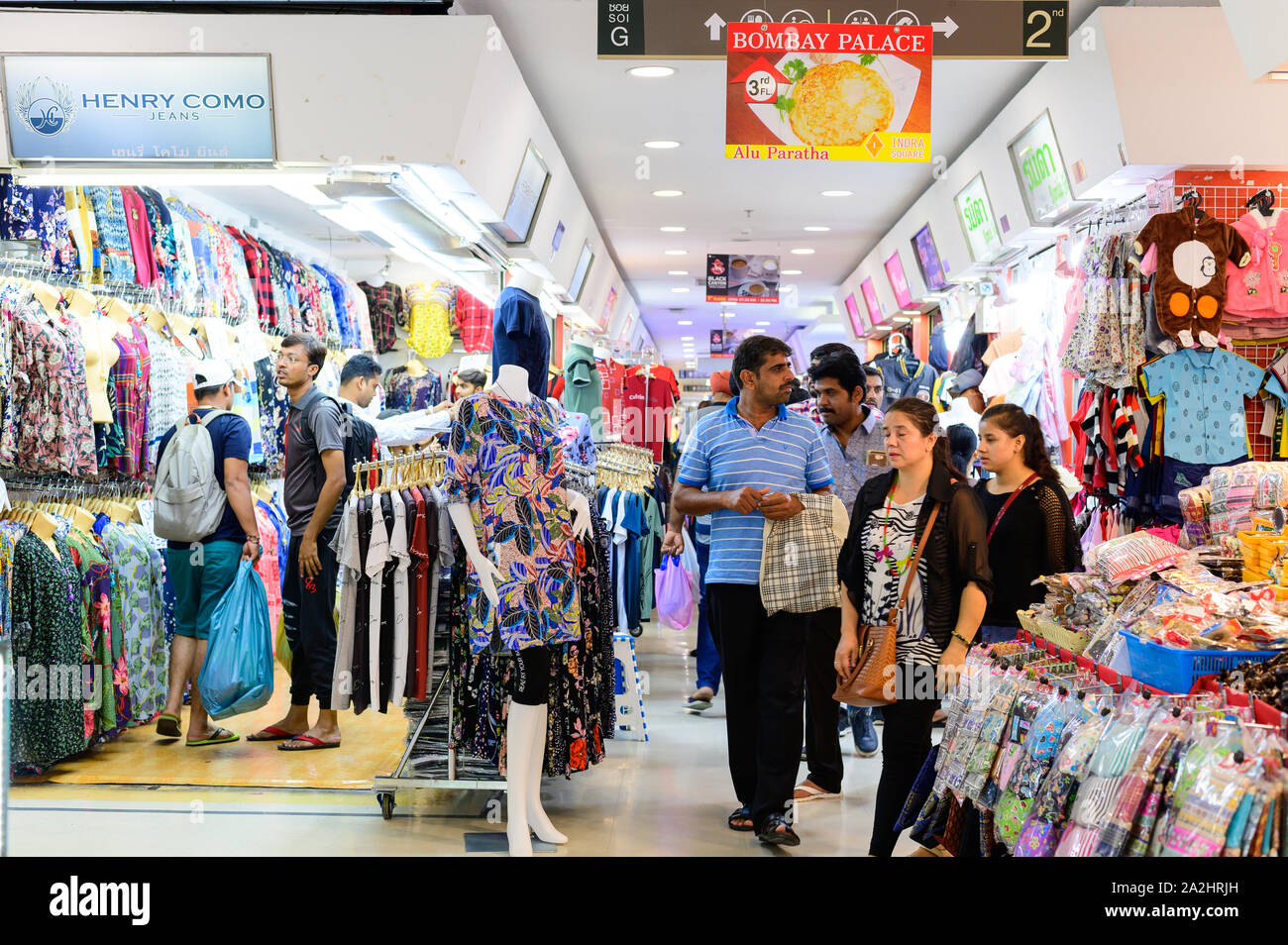 Bangkok, Tailandia - 22 de septiembre de 2019 : mercado mayorista ropa  barata en Indra Pratunam cuadrado Fotografía de stock - Alamy