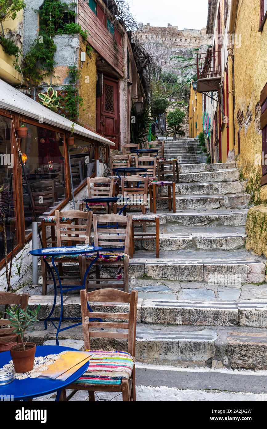 Sillas y mesas de bar en la calle escaleras en el barrio de Plaka de  Atenas, Grecia Fotografía de stock - Alamy