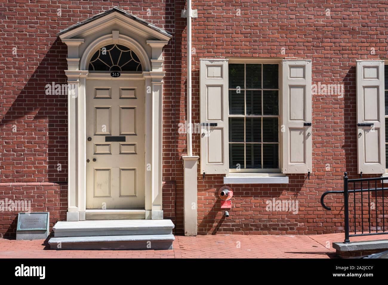 Filadelfia histórica, vista de la casa del Dr. William McIlvaine (1793), una típica casa adosada georgiana situada en Walnut Street, Philadelphia, PA, USA Foto de stock