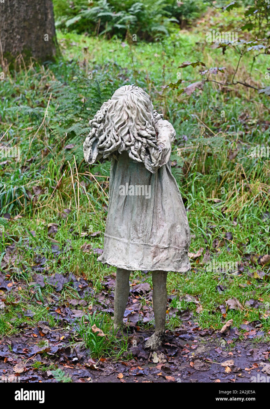 "Lloro de Niñas (detalle), obras de arte al aire libre por Laura Ford. Colina de Gala Madera, Jupiter Artland, Casa, Wilkieston Bonnington, West Lothian, Escocia, Reino Unido. Foto de stock