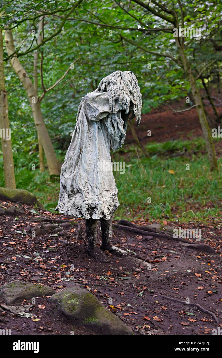 "Lloro de Niñas (detalle), obras de arte al aire libre por Laura Ford. Colina de Gala Madera, Jupiter Artland, Casa, Wilkieston Bonnington, West Lothian, Escocia, Reino Unido. Foto de stock