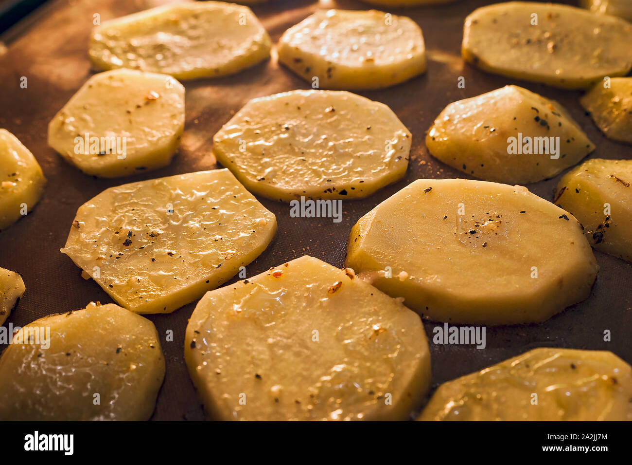 Patata asar a la parrilla. Golden rodajas condimentado con especias. Foto de stock