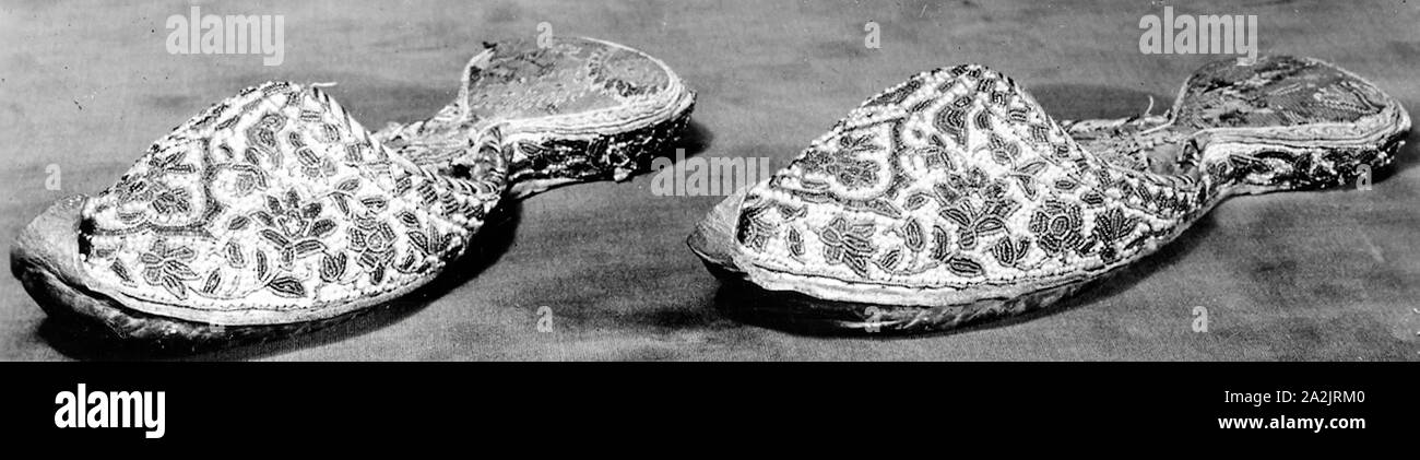 Zapatillas, del siglo xix, India, India, bordado en semilla de bolas de colores, perlas y oro formulado cuerdas Foto de stock