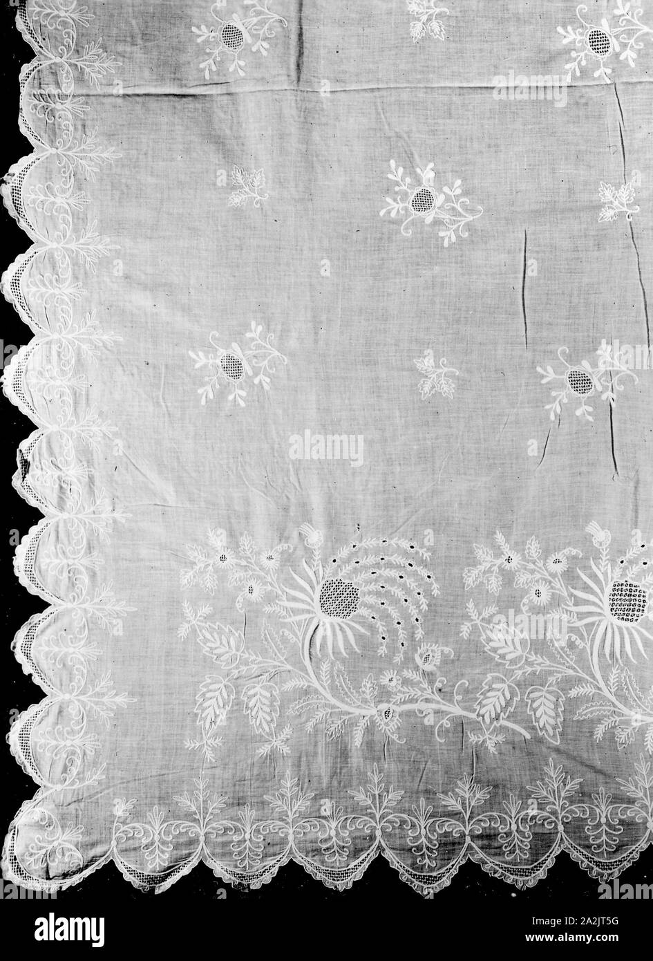 Bedcover, del siglo XIX, Francia, muselina de algodón con bordado en el tamborilero y bordado acentuado con trabajo dibujado Foto de stock