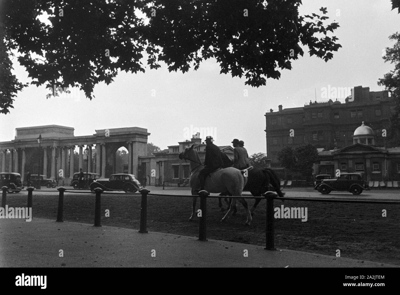 Von Stühlen Passanten beobachten aus den Straßenverkehr en einer Innenstadt, Deutschland 1930er Jahre. Los transeúntes para relajarse viendo el tráfico en el centro de la ciudad, Alemania 1930. Foto de stock