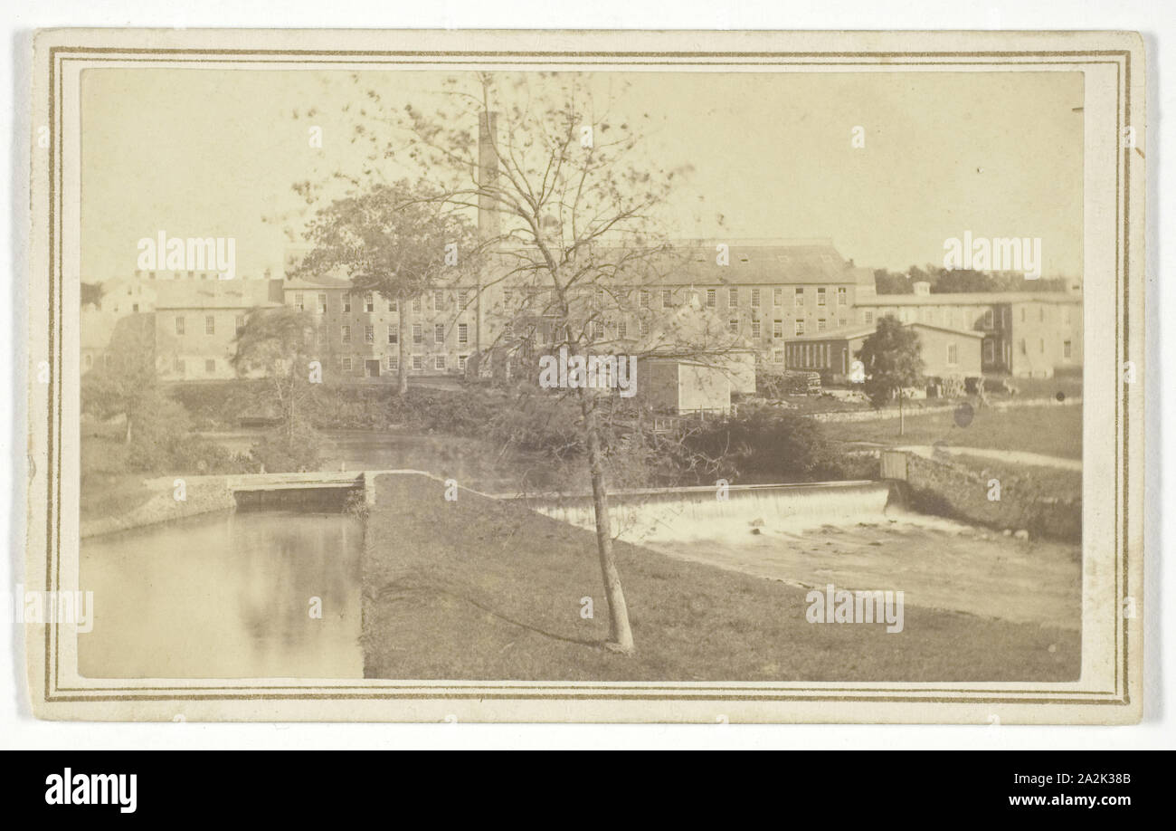 Untitled (río con cataratas y construcción de fábrica), n.d., T. Holmes, americano, del siglo XIX, Estados Unidos, albúmina, impresión de 5,4 x 9 cm (imagen), 6,2 x 10 cm (tarjeta Foto de stock