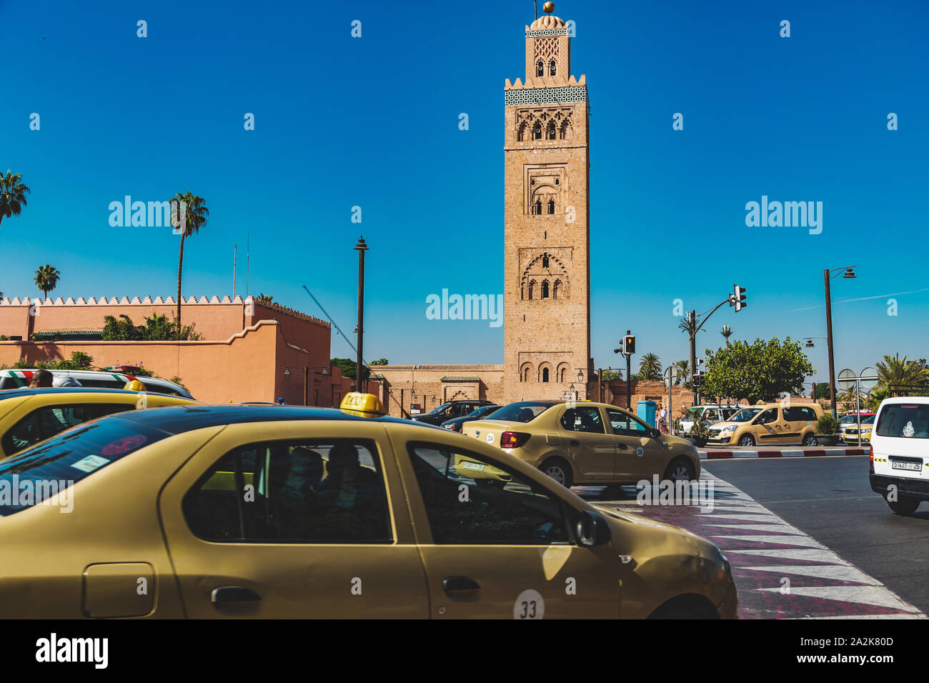Marrakech, Marruecos - 22 de septiembre de 2019 : el tráfico en la calle de enfrente de la mezquita de Koutoubia Foto de stock