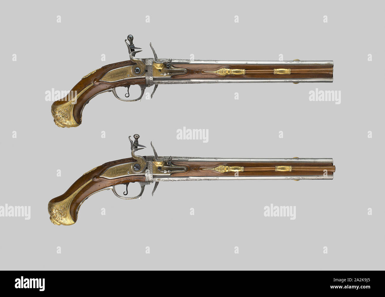 Funda giratoria Double-Barrel Flintlock Pistol (uno de un par), 1720/30, Gunsmith: T. (Thomas) Thiermay (flamenco, activo acerca de 1720-50), Barrelsmith: Daniel Thiermay (flamenco, activo acerca de 1700-40), Lieja, Lieja, acero, latón dorado, y la nuez Foto de stock