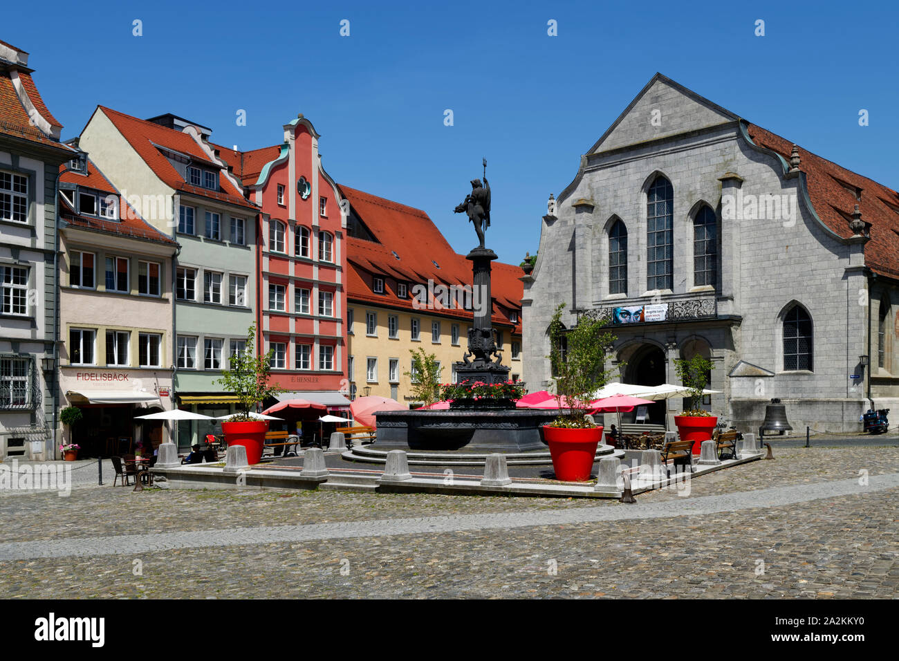 Lindau En El Lago Constanza Plaza Con La Iglesia Luterana De San Esteban En La Isla De Lindau Baviera Alemania Fotografia De Stock Alamy